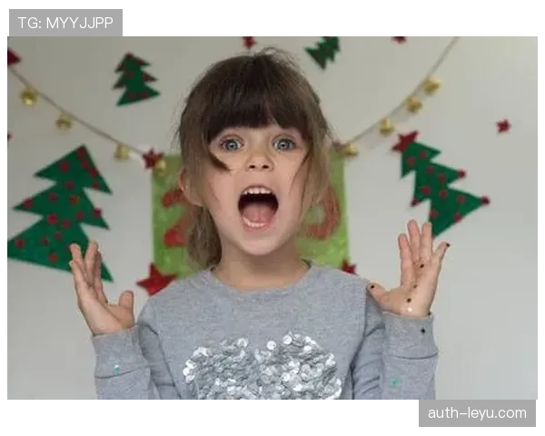 克莱场边喝水意外发现异物轻嗅后惊讶表情引发网友热议